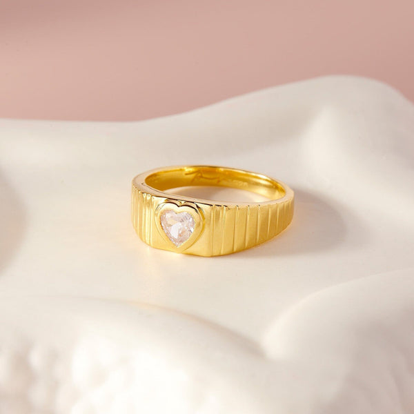 Wide Ribbed Heart Ring 18K Gold / 4